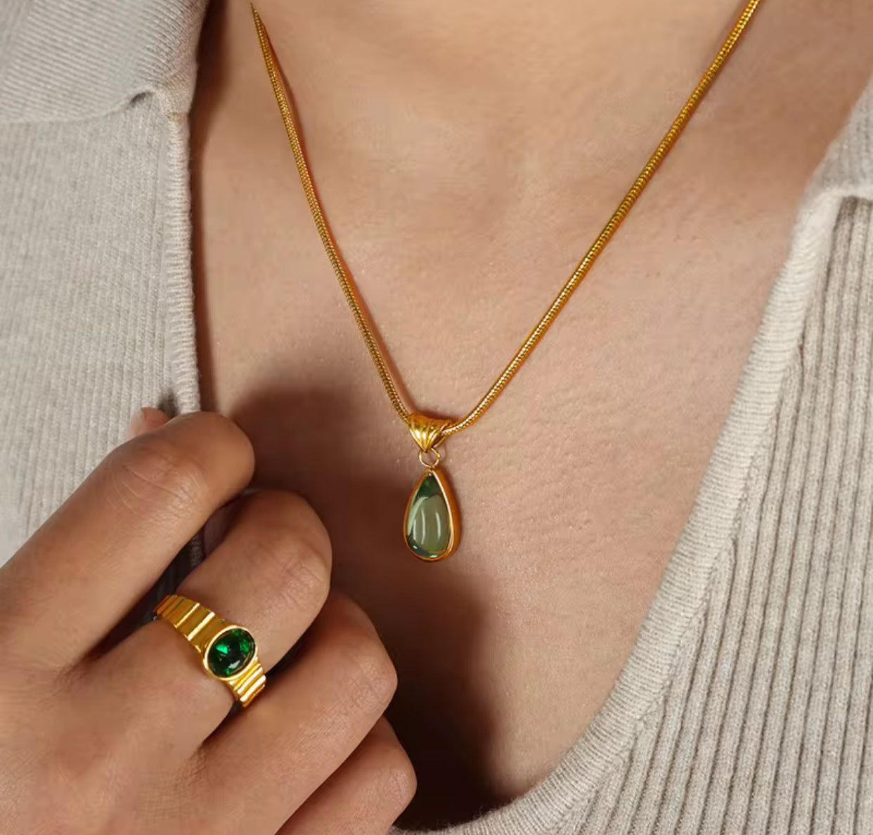 NAOMI GREEN PENDANT NECKLACE