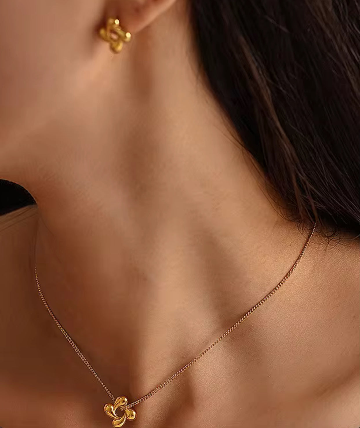 ROATATING FLOWER PENDANT NECKLACE