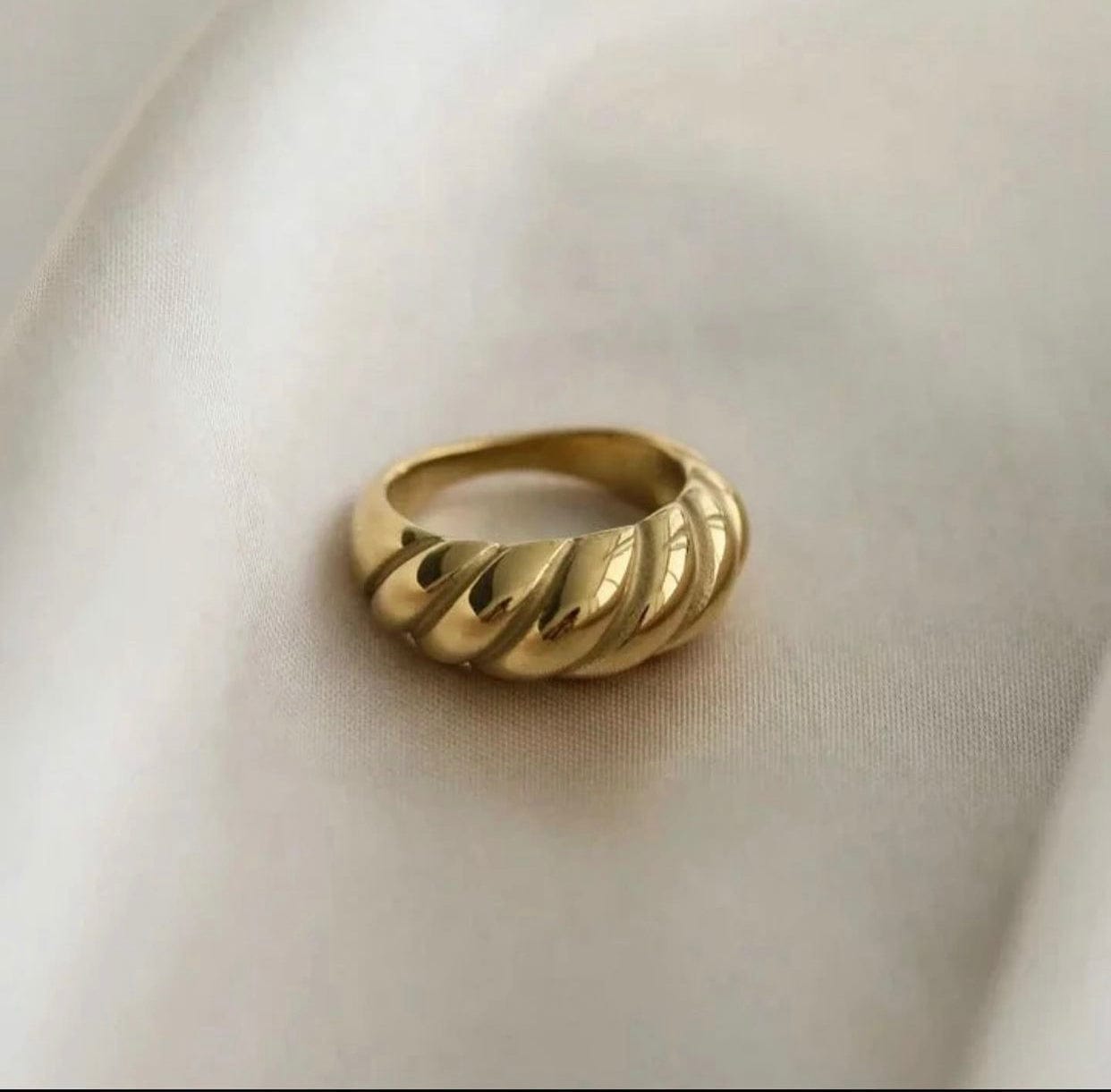 Croissant ring