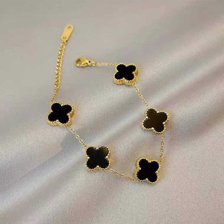 Clover pendant bracelet